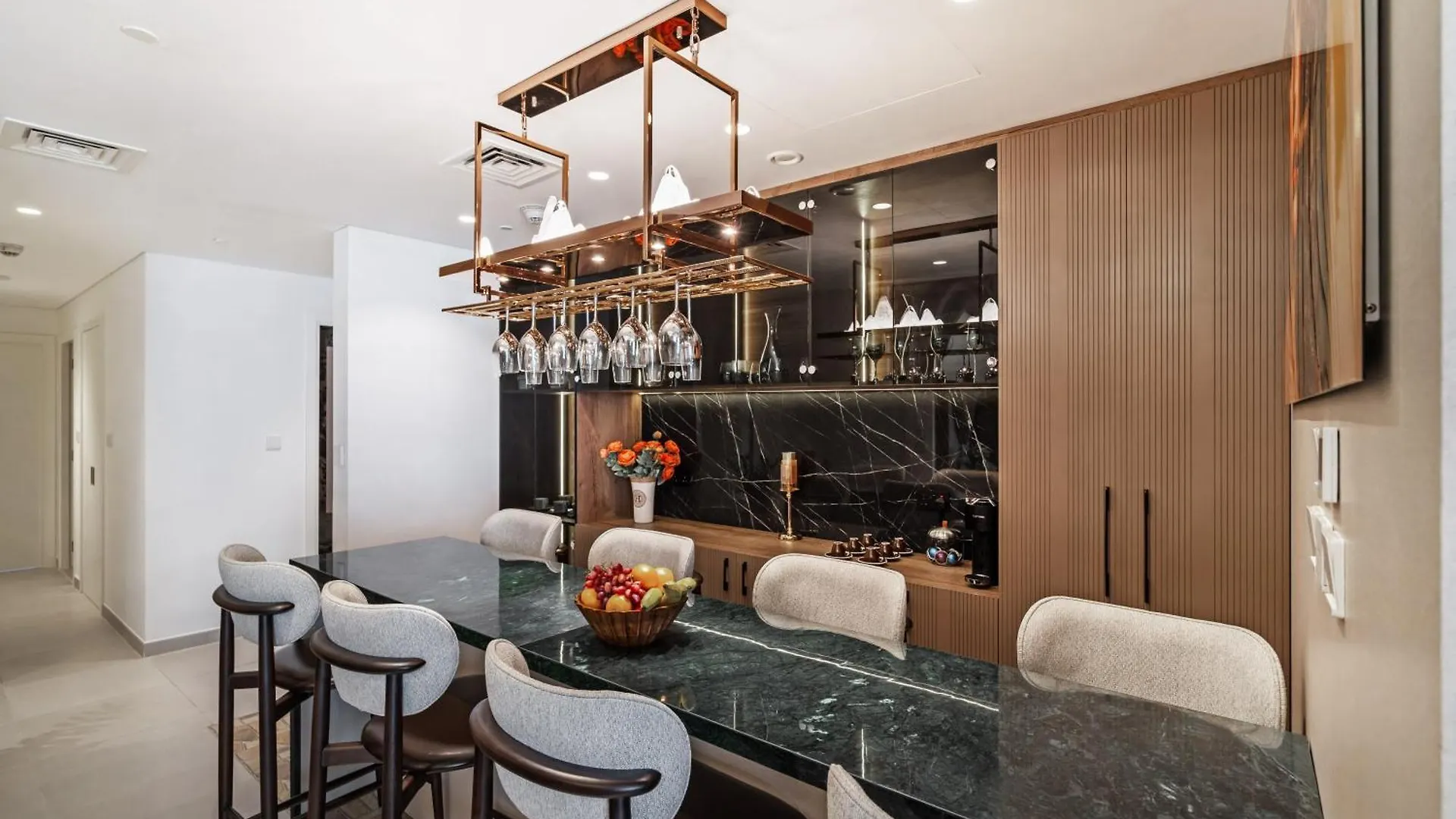 Family Friendly Luxurious Waterfront Apartment - By Dustay Dubai